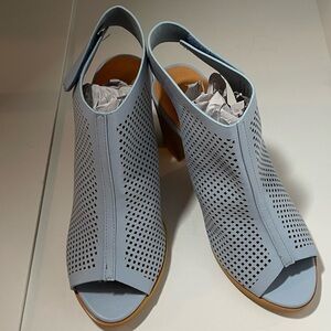 NEW NWOT Chunky Heel, Perforated Summer, Baby Blue Peep-Toe Women Sandals Size 7